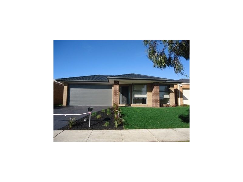 7 Kemsley Green, Cranbourne East VIC 3977