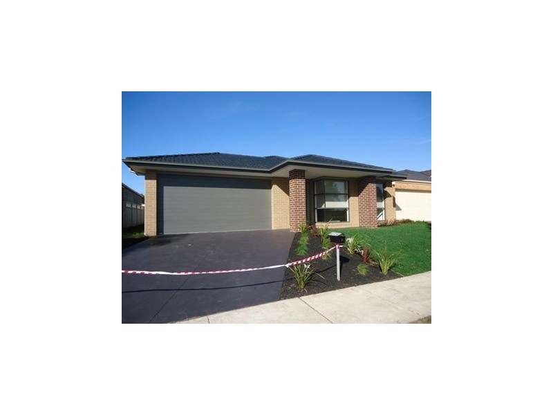 7 Kemsley Green, Cranbourne East VIC 3977