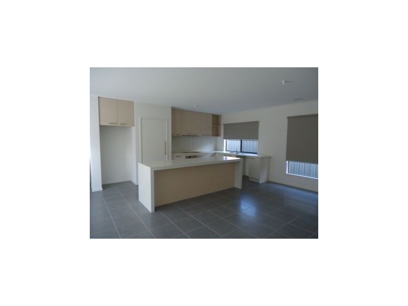 7 Kemsley Green, Cranbourne East VIC 3977