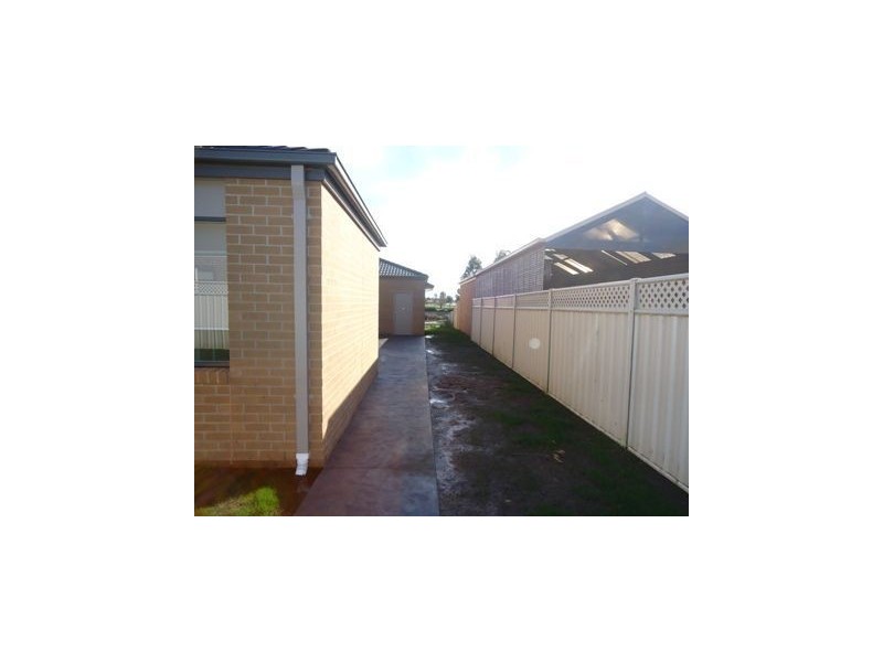 7 Kemsley Green, Cranbourne East VIC 3977