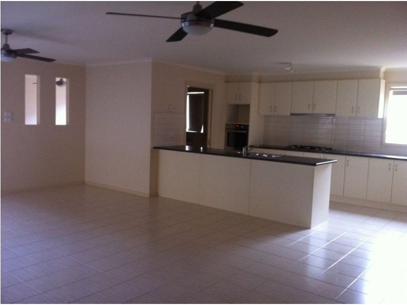 16 Domino Way, Hampton Park VIC 3976