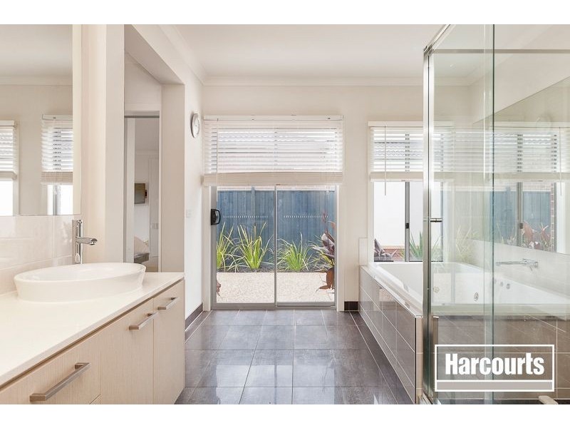 21 Mc Callum Drive, Cranbourne East VIC 3977