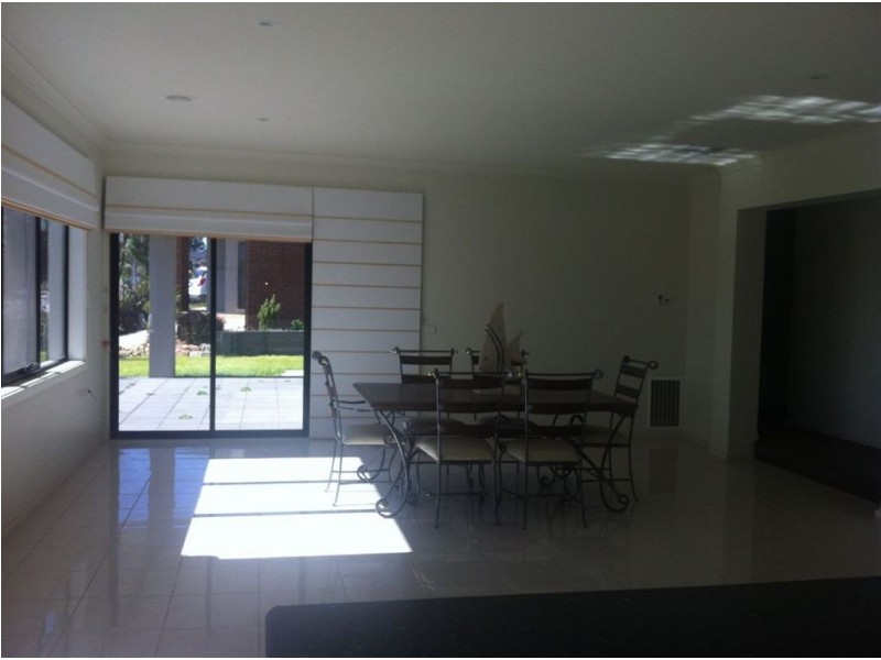 8 Maintop Ridge, Cranbourne South VIC 3977