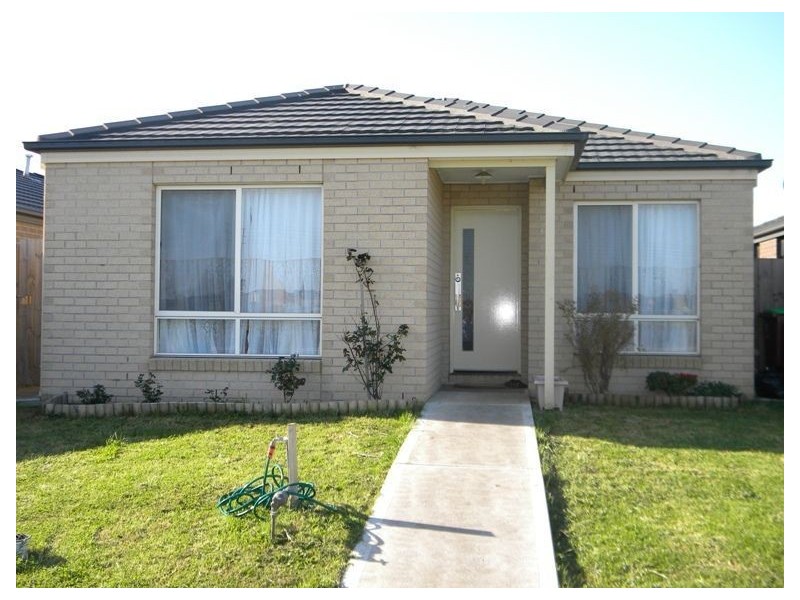18 Violet Way, Cranbourne VIC 3977