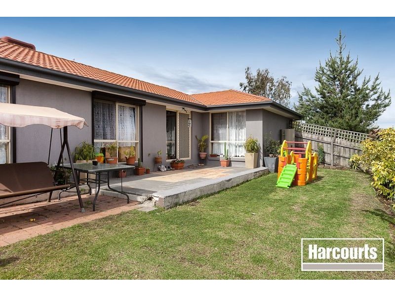 8 Brad Court, Cranbourne North VIC 3977