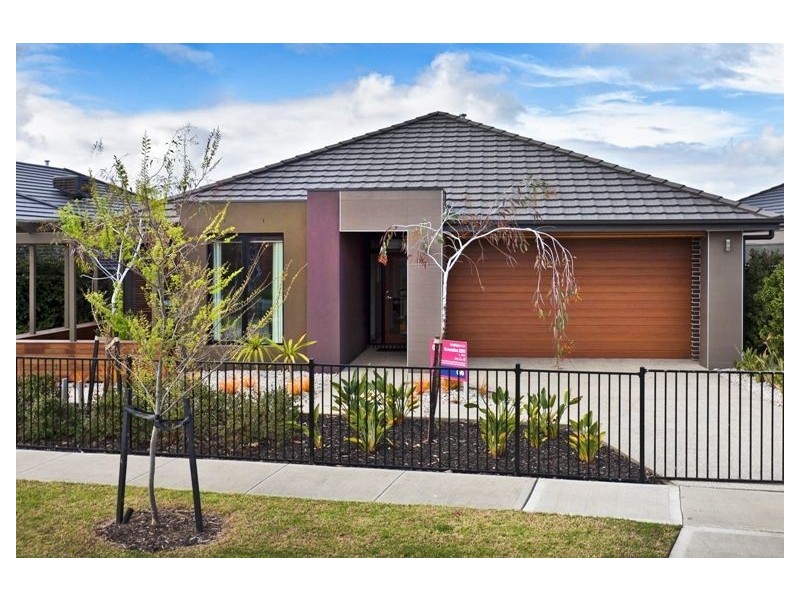 10 Kindred Avenue, Cranbourne North VIC 3977