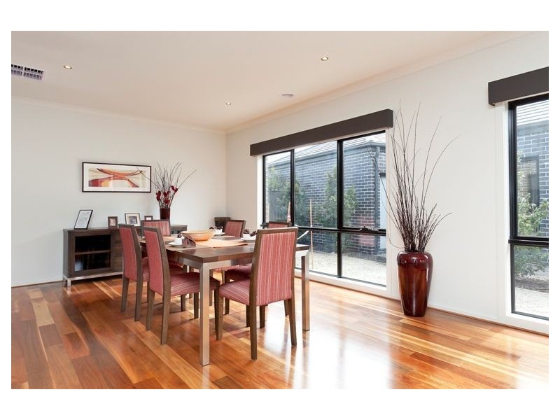10 Kindred Avenue, Cranbourne North VIC 3977