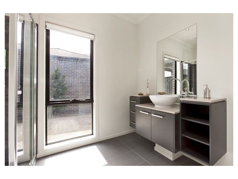 10 Kindred Avenue, Cranbourne North VIC 3977