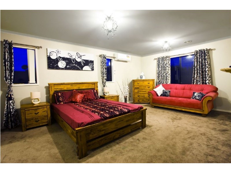 31 Bradford Drive, Cranbourne East VIC 3977