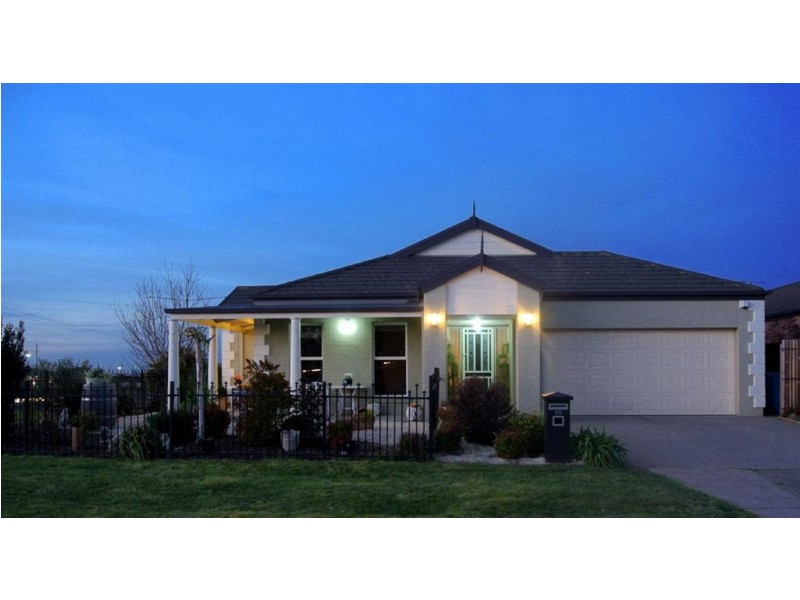 26 Springwater Crescent, Cranbourne VIC 3977