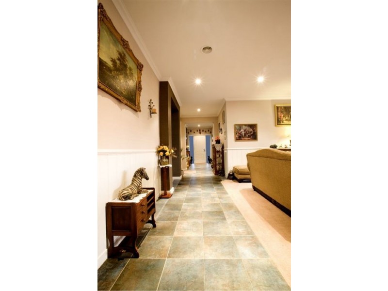 26 Springwater Crescent, Cranbourne VIC 3977