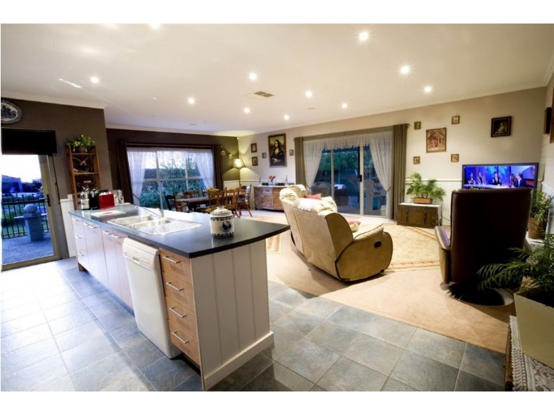 26 Springwater Crescent, Cranbourne VIC 3977