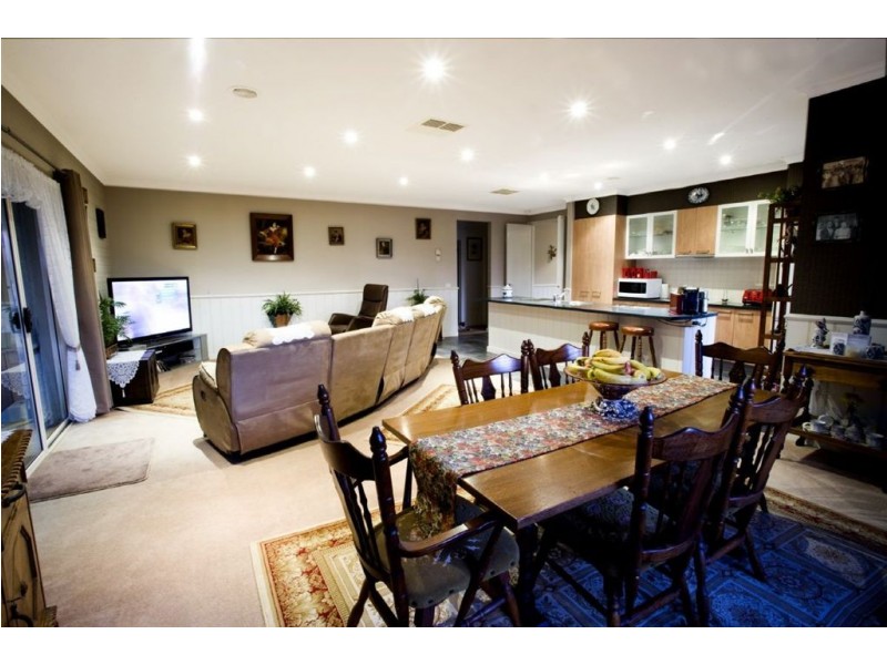 26 Springwater Crescent, Cranbourne VIC 3977