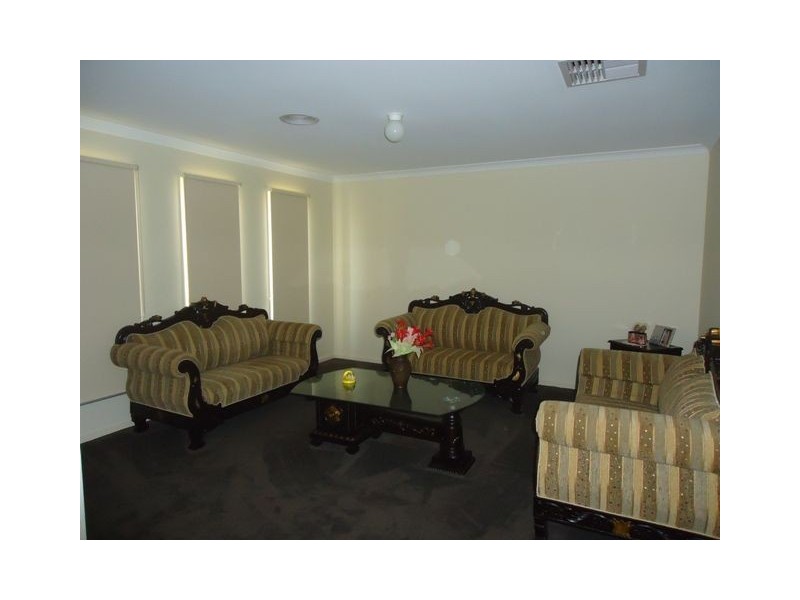 2 Fable Way, Cranbourne East VIC 3977