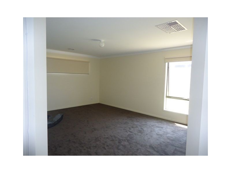 2 Fable Way, Cranbourne East VIC 3977