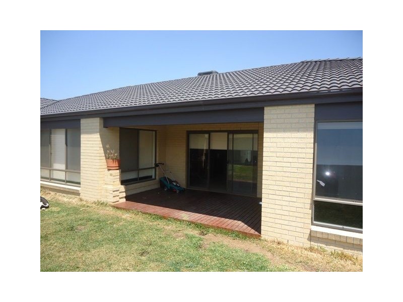 2 Fable Way, Cranbourne East VIC 3977