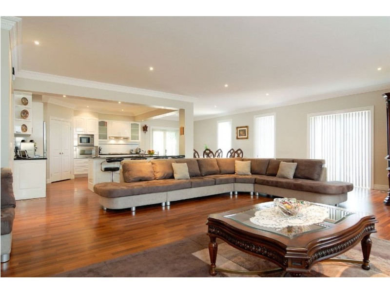 120 rosebank drive, Cranbourne North VIC 3977