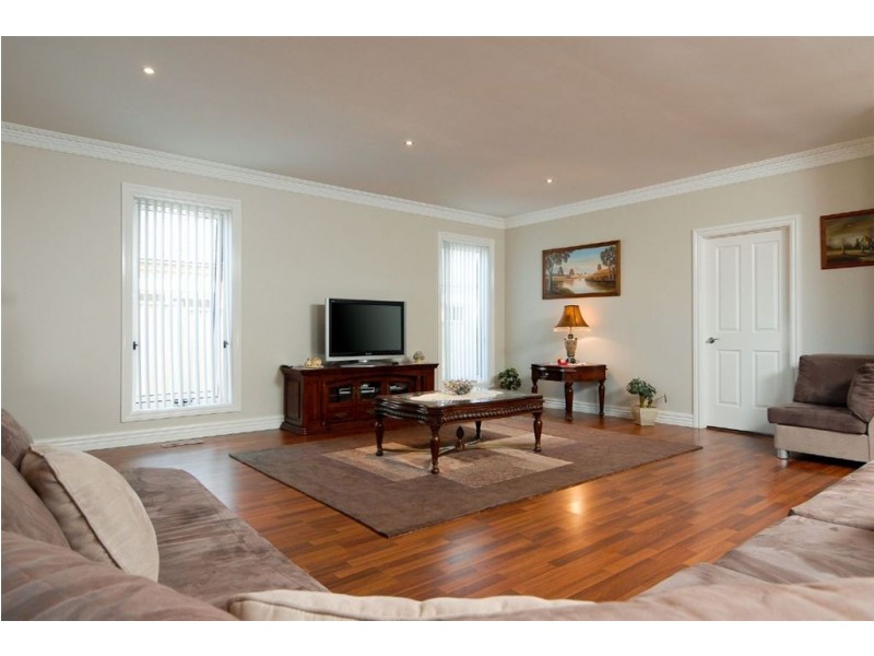 120 rosebank drive, Cranbourne North VIC 3977