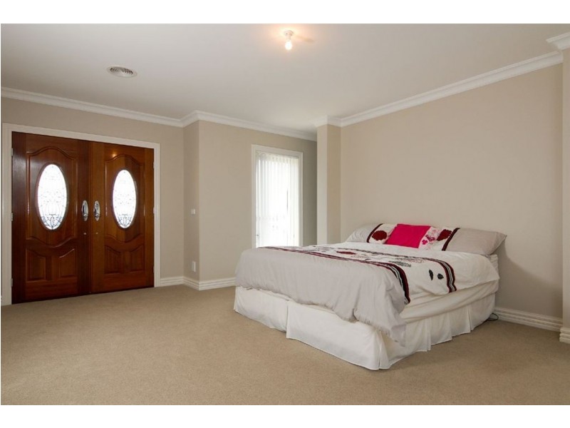 120 rosebank drive, Cranbourne North VIC 3977