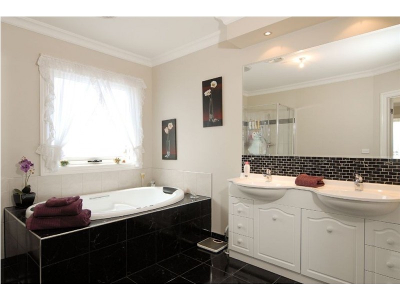 120 rosebank drive, Cranbourne North VIC 3977