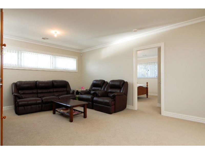 120 rosebank drive, Cranbourne North VIC 3977