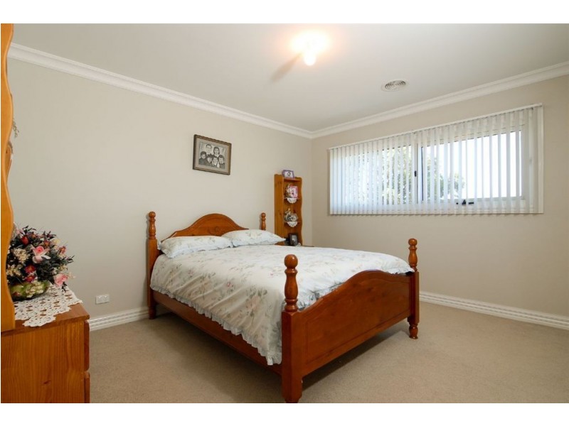 120 rosebank drive, Cranbourne North VIC 3977