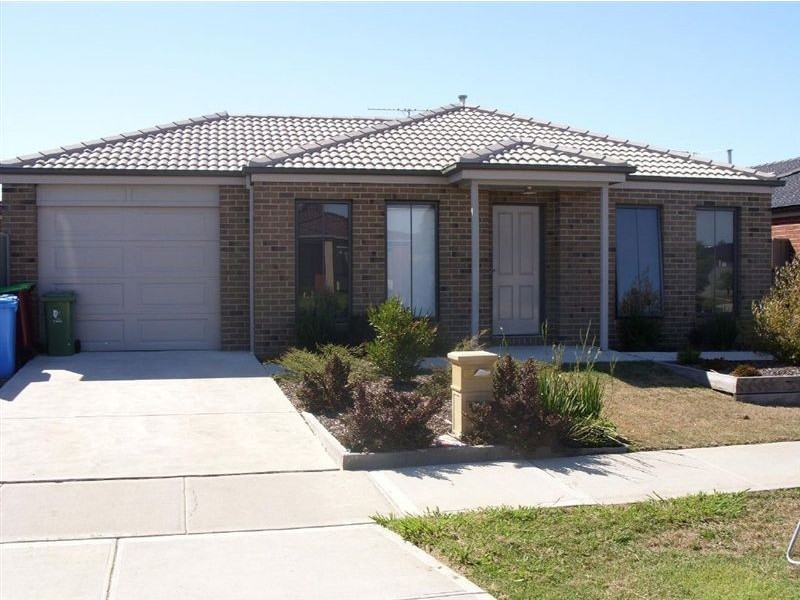 42 Tyndall Street, Cranbourne East VIC 3977