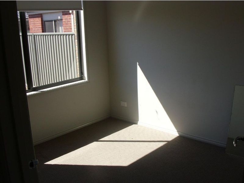 42 Tyndall Street, Cranbourne East VIC 3977