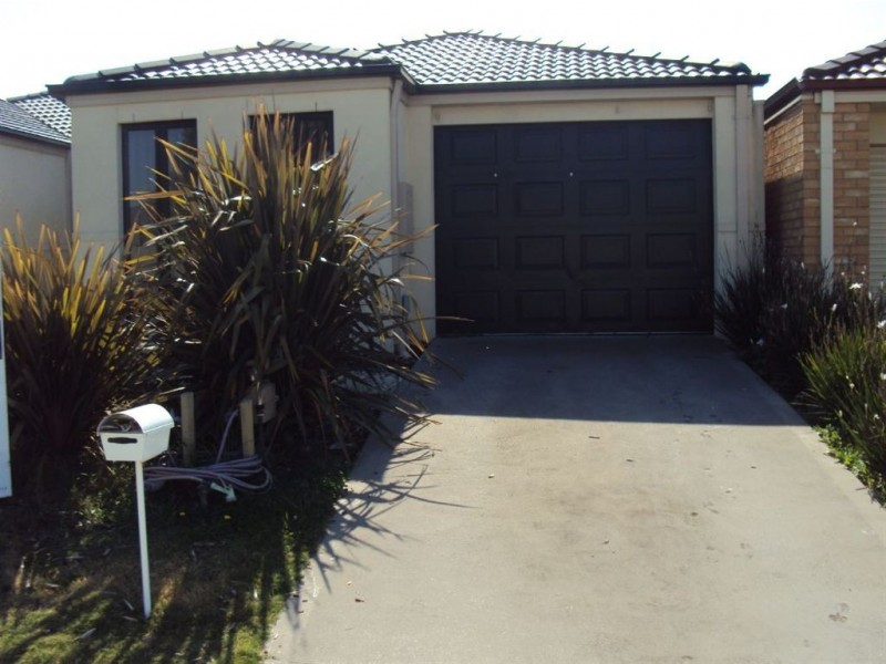 2/6 Saltram Court, Cranbourne East VIC 3977