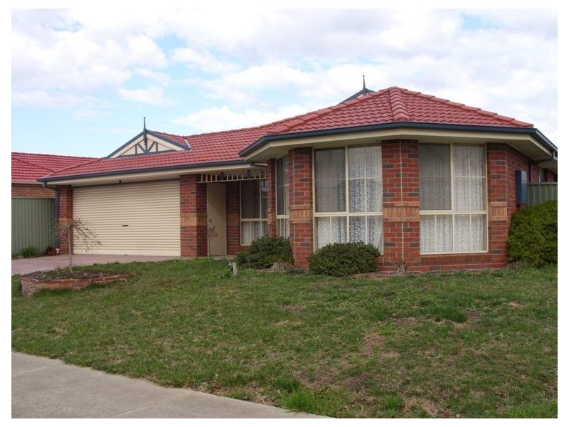 17 Scotsdale Drive, Cranbourne East VIC 3977