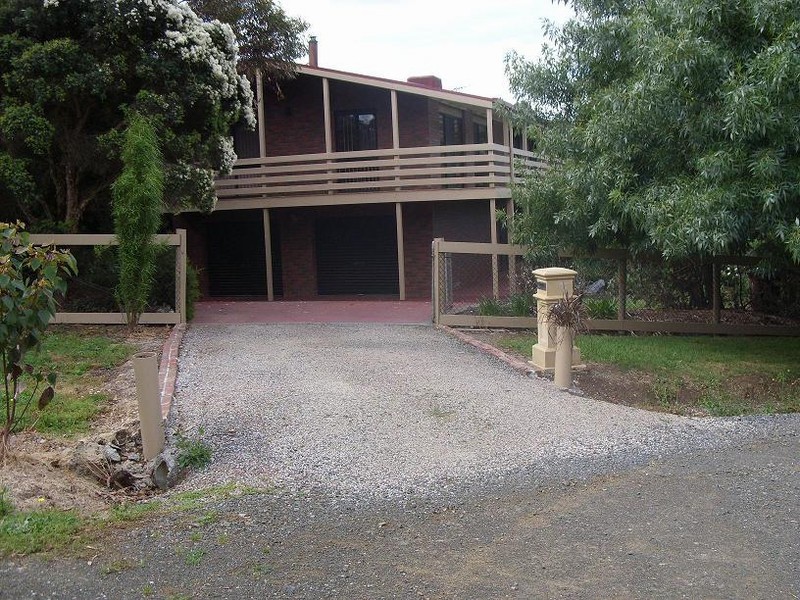 24 Innes Court, Berwick VIC 3806