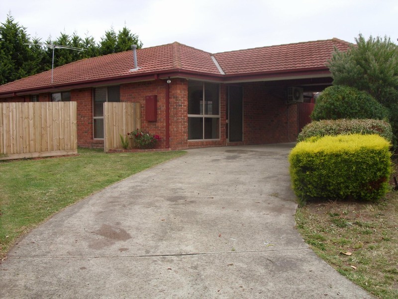 13 Frances Crescent, Cranbourne North VIC 3977