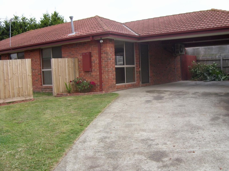 13 Frances Crescent, Cranbourne North VIC 3977