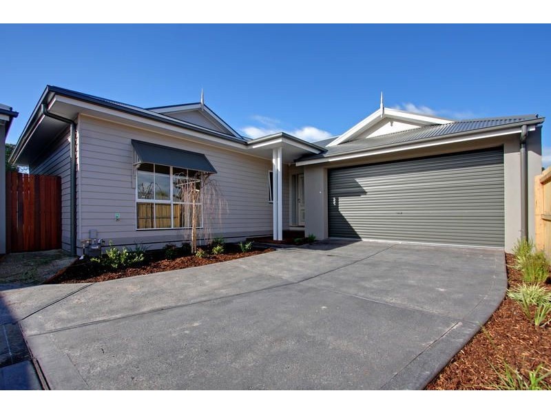 2/43 Hillman Avenue, Mccrae VIC 3938