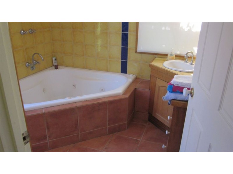 2 Charles St, Mccrae VIC 3938