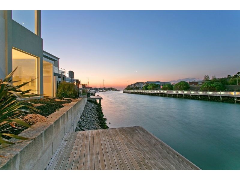 2 Clipper Quay, Safety Beach VIC 3936