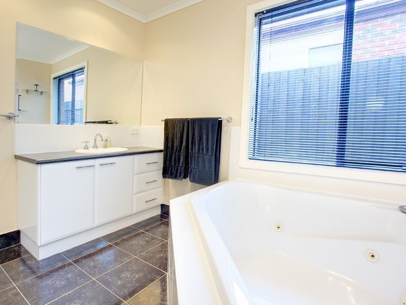 10 Helen Street, Mount Martha VIC 3934