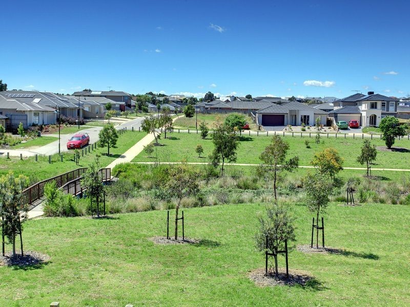 8 Arthur Walk, Mount Martha VIC 3934