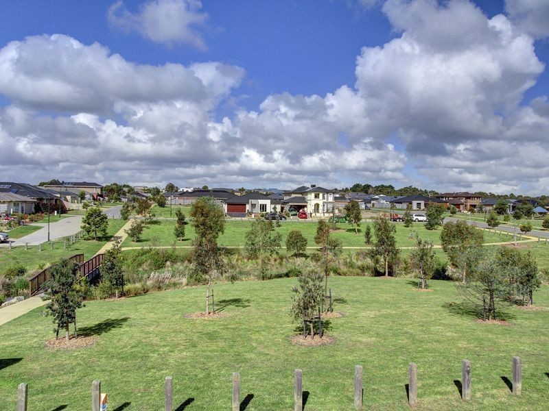 8 Arthur Walk, Mount Martha VIC 3934