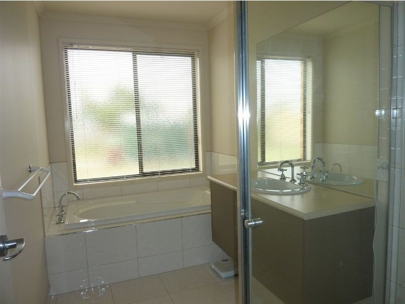 158 Rosebank Drive, Cranbourne North VIC 3977