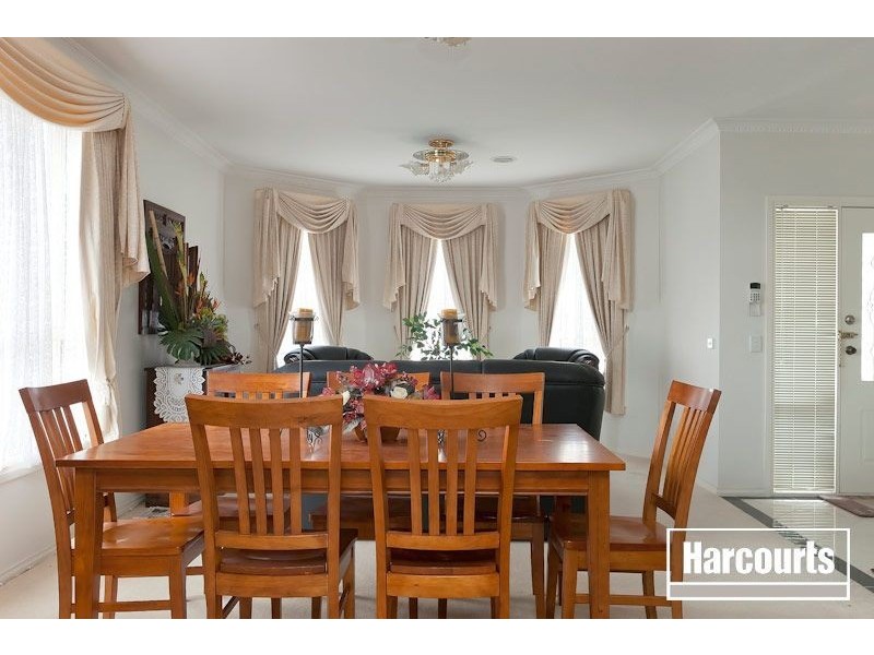 94 Hutchinson Drive, Lynbrook VIC 3975