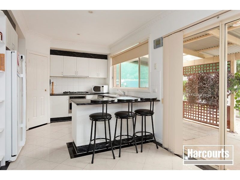 94 Hutchinson Drive, Lynbrook VIC 3975