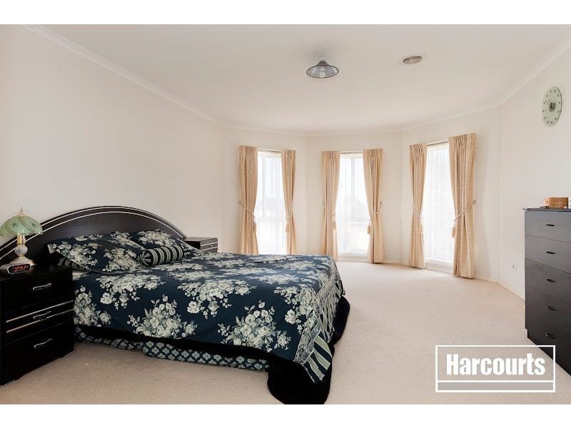 94 Hutchinson Drive, Lynbrook VIC 3975