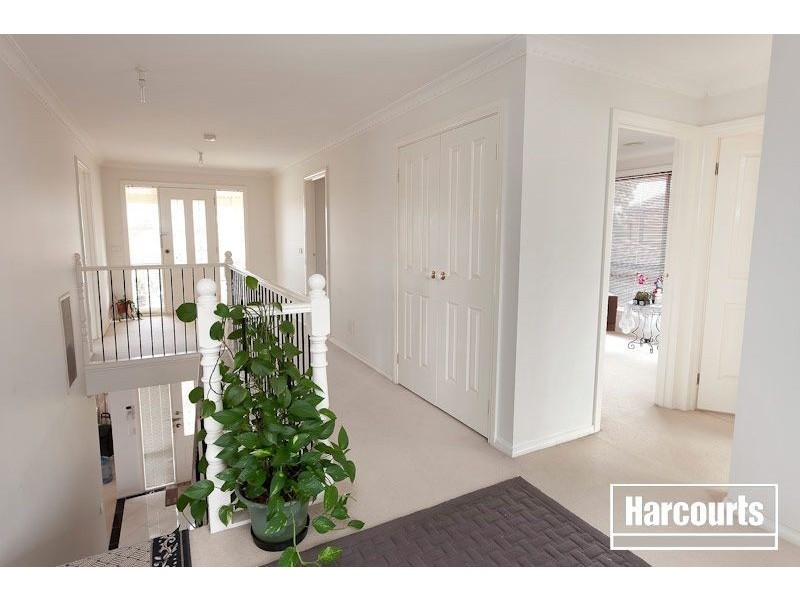 94 Hutchinson Drive, Lynbrook VIC 3975