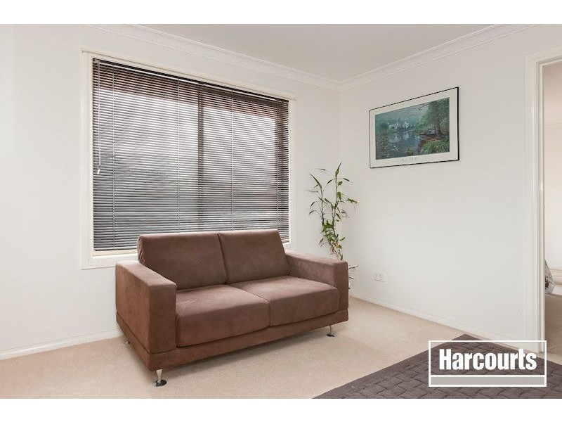 94 Hutchinson Drive, Lynbrook VIC 3975