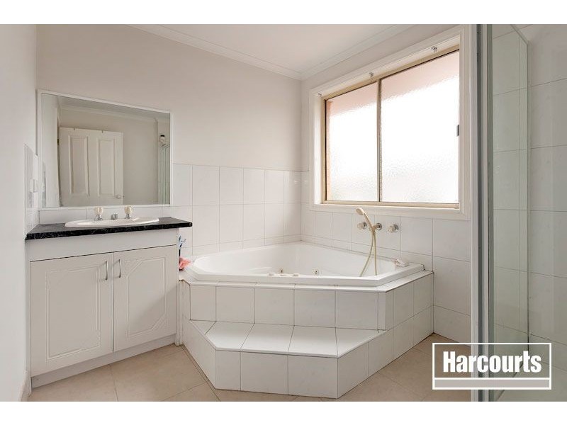 94 Hutchinson Drive, Lynbrook VIC 3975