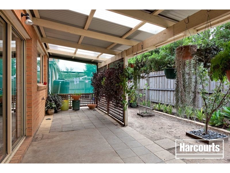94 Hutchinson Drive, Lynbrook VIC 3975