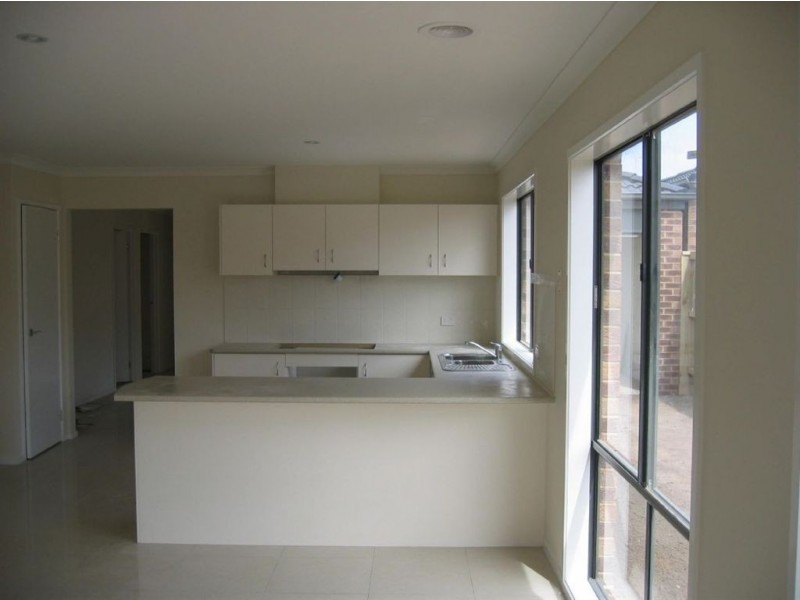 8 Boland Drive, Lyndhurst VIC 3975