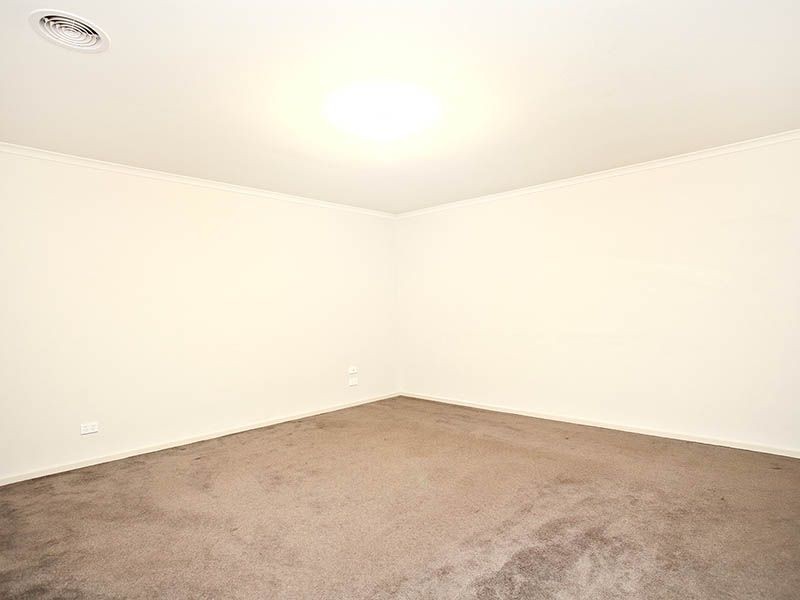 8 Desert Rose Court, Cranbourne VIC 3977