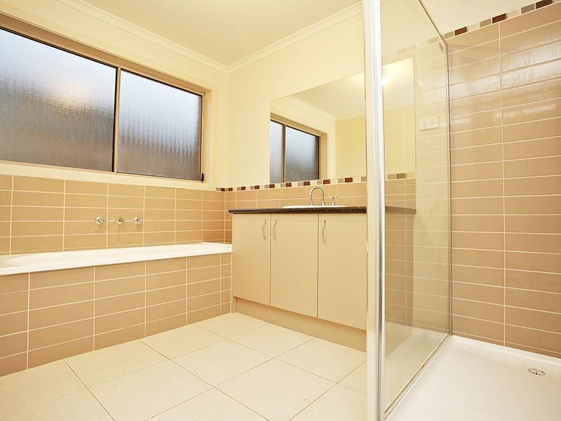 8 Desert Rose Court, Cranbourne VIC 3977